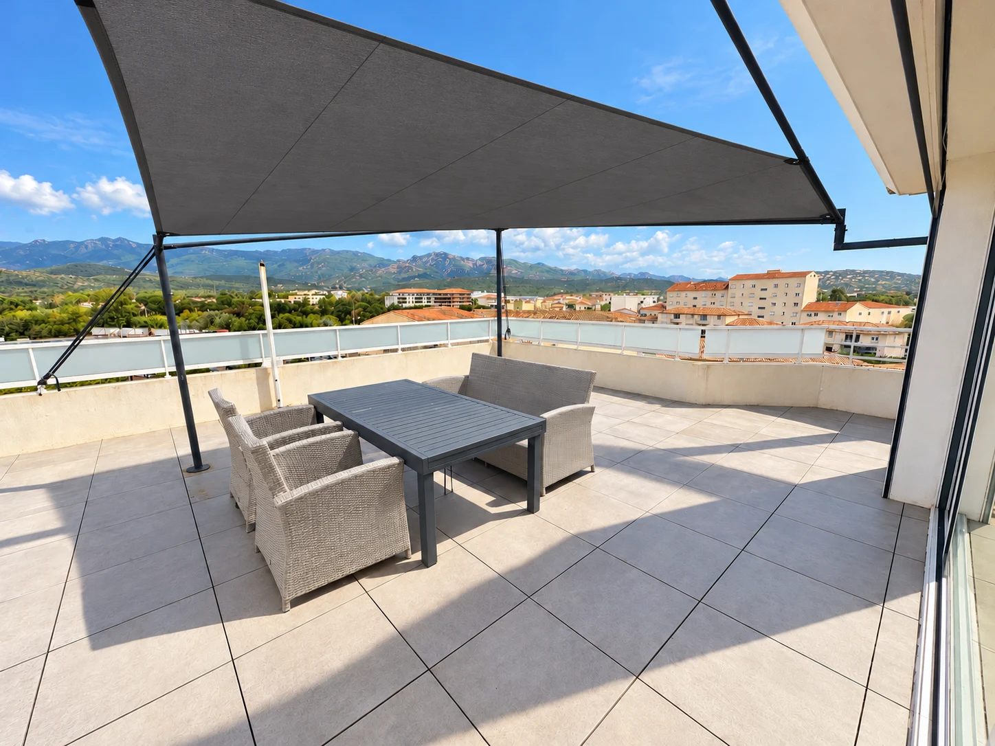 La terrasse panoramique du Rooftop et la vue sur Porto-Vecchio